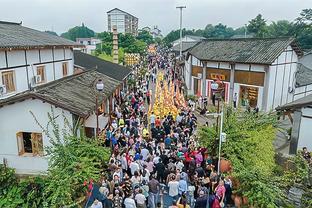 莱万本场数据：5次射门打进1球&错失1次进球机会，评分7.2